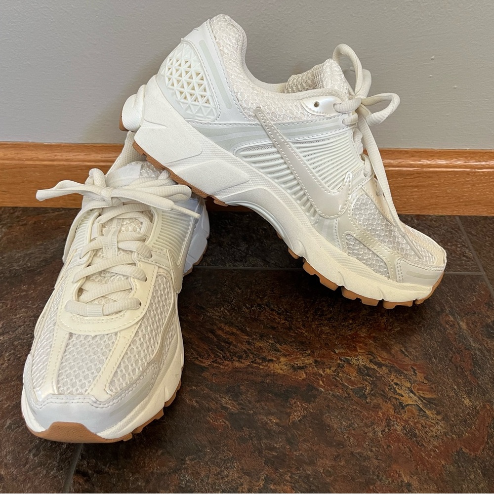 Women’s Nike Zoom Vonero 5 HM5886-133 sail coconut milk color shoe.Size 8.5